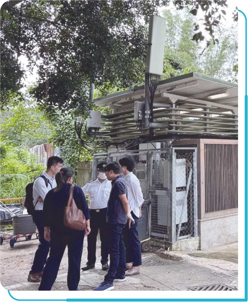 通讯办职员联同相关政府部门、流动网络营办商及乡村代表，在安装于乡村附近的无线电基站进行实地考察。