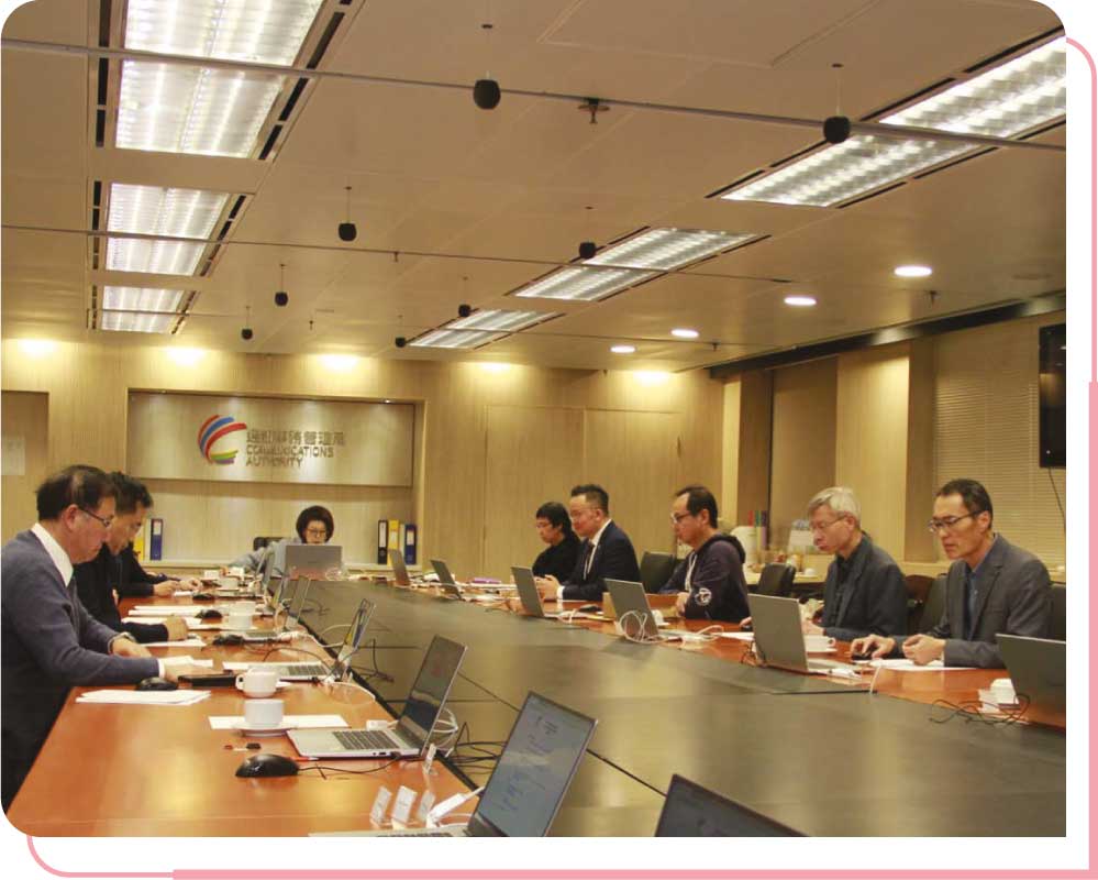 通讯局定期举行会议，商讨有关广播及电讯业的规管事宜。