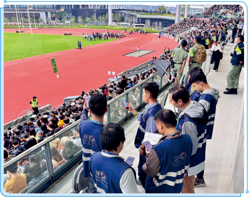 Staff members of OFCA monitored radio spectrum and 5G performance at the Youth Sports Ground during the stress test of Kai Tak Sports Park.