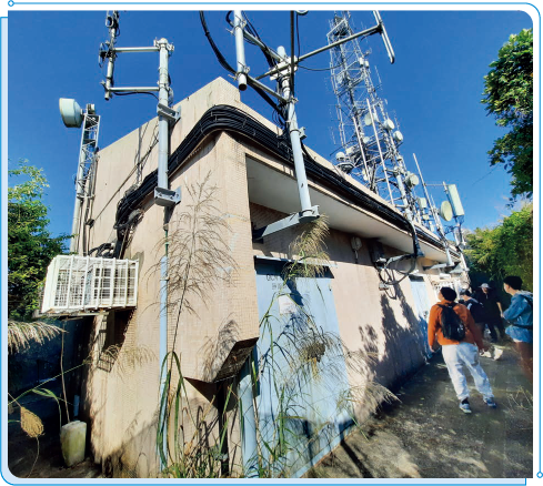 Staff members of OFCA together with representatives of mobile network operators and other government departments conducting site survey on country parks’ mobile network facilities.